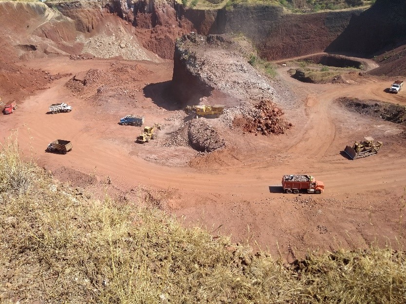 Ex cerro del Tezoyo, símbolo de identidad de Tezoyuca, ahora es un cráter causado por el NAIM. (Juan José Agustín Reyes Rodríguez)