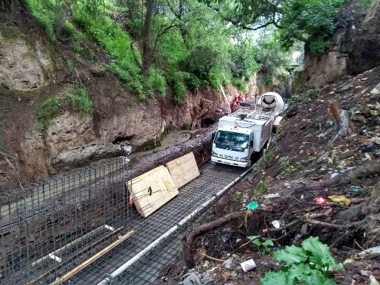 Aquí se está encofrando la tubería, no en los márgenes del río Texcoco, sino en el mero cauce.