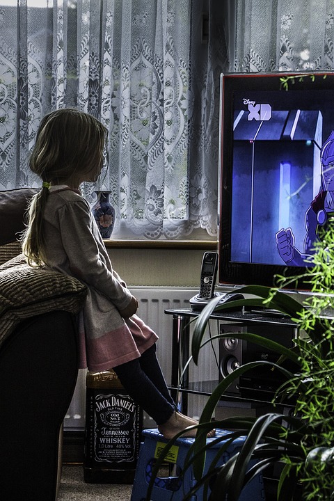 niña viendo televisión. (pixabay)