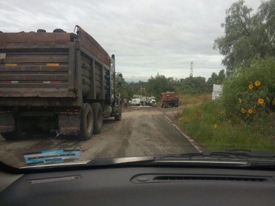 Góndolas tirando lodos tóxicos del NAIM en San Nicolás Tlaminca, Texcoco. Foto 1. (JJARR)