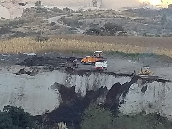 Góndolas tirando lodos tóxicos del NAIM en San Nicolás Tlaminca, Texcoco. Foto 2. (JJARR)