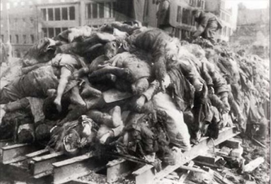 Víctimas de los bombardeos de Dresden. (Nuevo Acción)