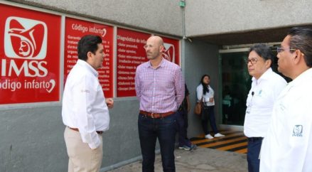 David Razu Aznar. (Al centro, de camisa a cuadros color lila). Foto tomada de redes sociales